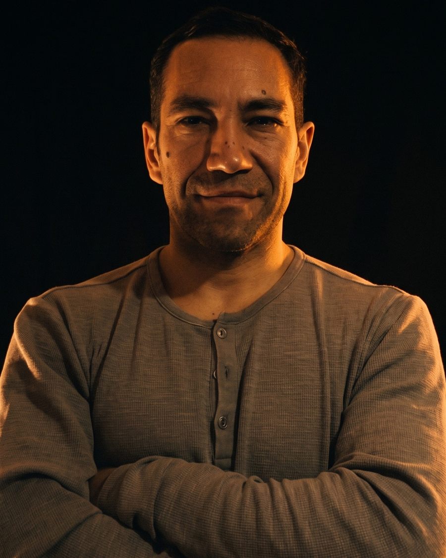 Juan Pablo Belmar, retrato con luz Rembrandt dramática